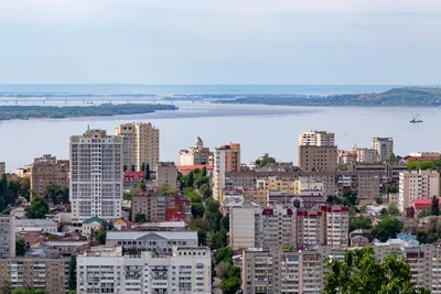Город Саратов с предмостовой высотки - Волга Фото