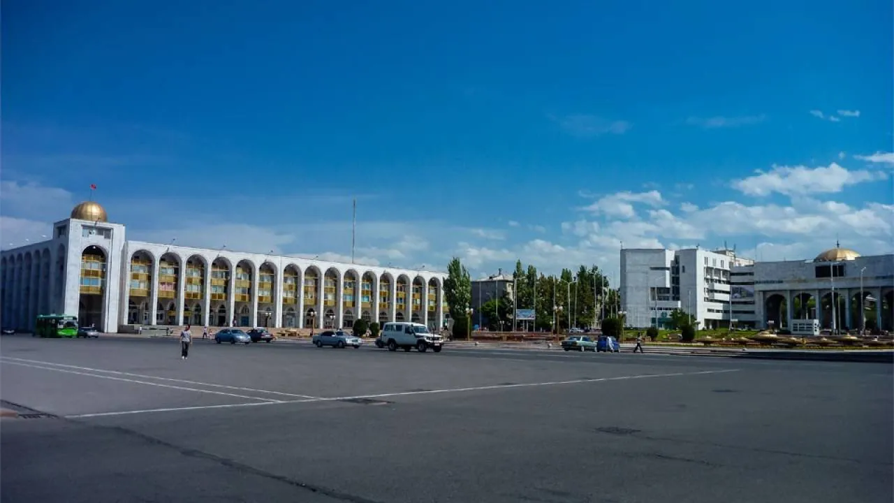 Кыргызстан бу. Ala too Square Bishkek. Бишкек площадь ала-ТОО. Горкенеш Бишкек. Фото площади ала-ТОО.