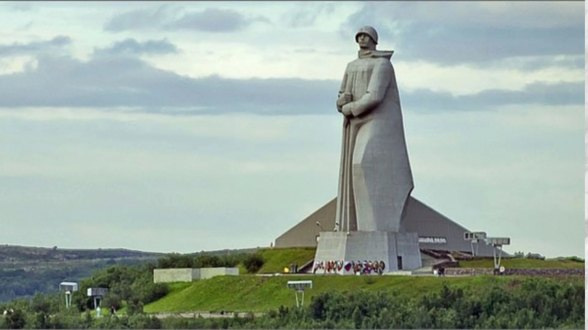 Город герой алеша. Памятник Алеше в Мурманске. Мурманск мемориал защитникам советского Заполярья. Мурманск город герой Мурманск Алеша памятник. Город Мурманск памятник Алеше.