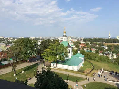 Памятник в честь 850-летия города Владимира на Соборной площади