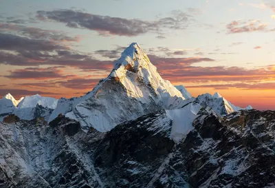 Эверест "подрос" почти на метр. Непал и Китай впервые провели точные  измерения горы - BBC News Русская служба