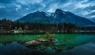 Фотообои «Горный пейзаж с видом на озеро»