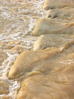 Вонючая жёлтая жижа с песком»: жители Якутска жалуются на грязную воду