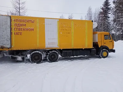 Фото с описанием - грузчики готовятся к подъёму ксерокса