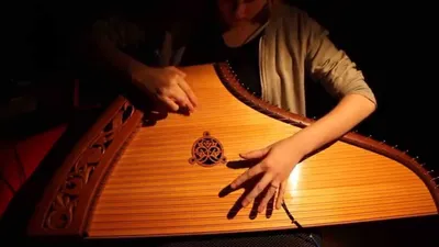 Гусли - струнный, русский народный музыкальный инструмент - фото, слушать