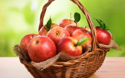 Красные яблоки в плетеной корзинке - обои на рабочий стол
