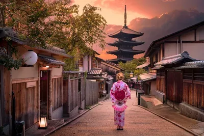 Обои на рабочий стол Японская девушка в кимоно с веером стоит спиной на  старой улочке с видом на пагоду, Киото / Kyoto, Япония / Japan, обои для  рабочего стола, скачать обои, обои бесплатно