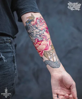 Татуировка с драконом на руке от студии Syndicate Tattoo