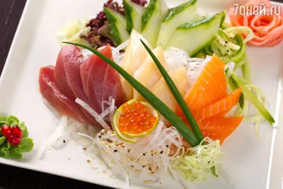 Творческая японской кухни На лист Oba Scallop суши Стоковое Изображение -  изображение насчитывающей тарелка, кухня: 149960335