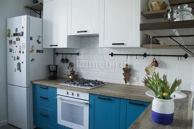 Яркая сине-белая угловая кухня купить в Томске, фото и цена