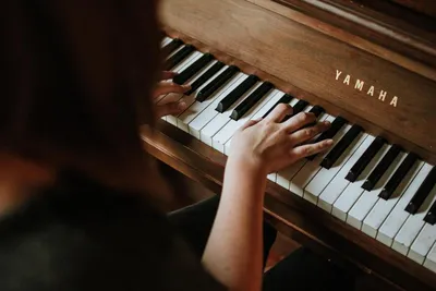 Игра на пианино помогает снять тревогу и «усилить» мозг - Звук