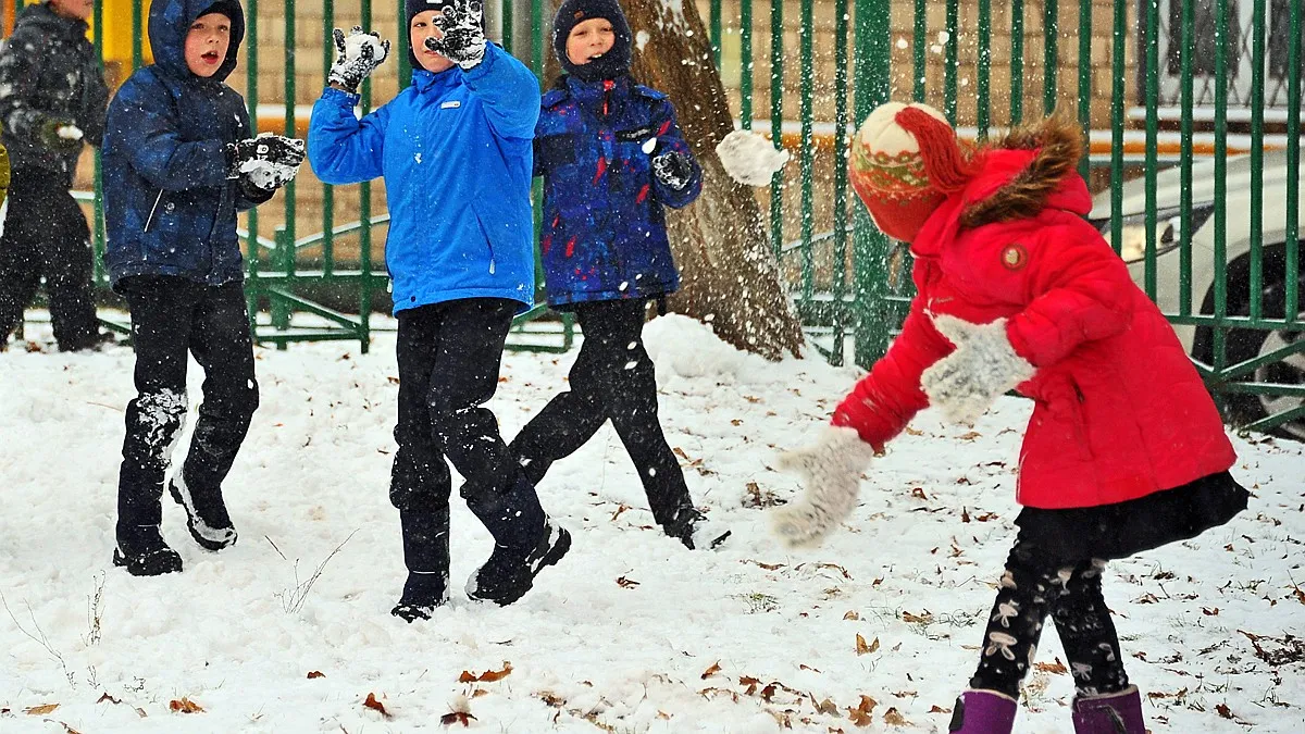 Играть в снежки кататься. Игра в снежки. Зимние каникулы. Игра в снежки фото. Снежки игра эстафеты.