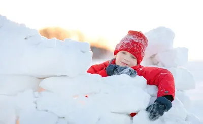 дети играют в снежки на улице. зимние открытые игры. Иллюстрация вектора -  иллюстрации насчитывающей снеговик, спорт: 234937439