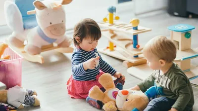 Как выбрать развивающие игрушки по возрасту ребенка?