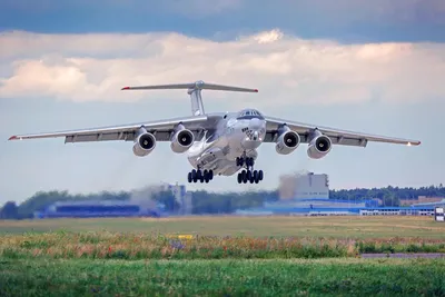 На самолет Ил-76 устанавливают незапотевающее и не пропускающее солнечные  лучи стекло - 