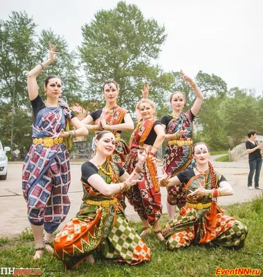 индийские танцы на фольклораме Редакционное Фотография - изображение  насчитывающей платье, культуры: 247247642