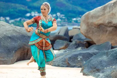 Молодые индийские танцы женщины. Редакционное Стоковое Фото - изображение  насчитывающей женщина, портрет: 30823523