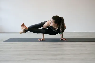 Йога для начинающих в домашних условиях - с чего начать в йоге - YouTube