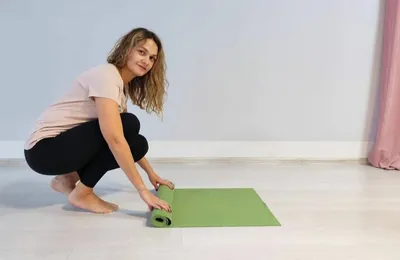 Йога дома, женщина делает упражнения позы в комнате на коврике для йоги |  Премиум векторы