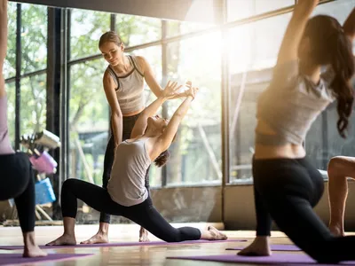 Хатха-йога для начинающих: 3 базовых упражнения — интернет-портал  Спортмастер Медиа