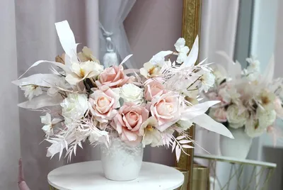 Композиция из искусственных цветов нежной цветовой гаммы в белой  керамической вазе в магазине «Интерьерная флористика _el_flor» на  Ламбада-маркете