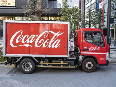 Грузовик из рекламы Coca-Cola сгорел в Бухаресте - , Sputnik  Казахстан