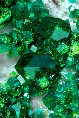 Изумруд это зеленый драгоценный камень, из группы бериллов