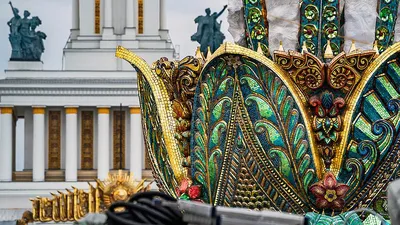 Мэрия Москвы ответила критикам поменявшего цвет фонтана «Каменный цветок» —  РБК