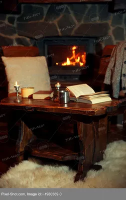 Горячий чай или кофе в кружку, книга и свечи на старинный деревянный стол.  Камин в качестве фона :: Стоковая фотография :: Pixel-Shot Studio