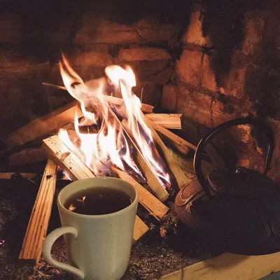 Фото две кружки для чая или кофе шерстяные вещи возле уютного камина в  загородном доме зимние каникулы | Премиум Фото