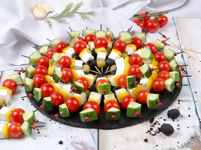 Tasty Catering - Канапе - простыми словами, это мини-бутерброды на шпажках.  В переводе с французского «canapé» означает крошечный. Такие закуски станут  отличным дополнением к любому праздничному столу. 😊 ⠀ Присмотритесь к  нашему