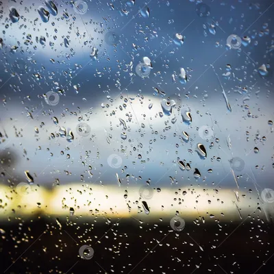 Капля дождя на стекле автомобиля - Ozero - российский фотосток