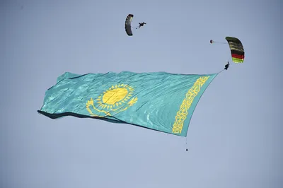 Рекорд: самый большой флаг Казахстана в небе над Алматы