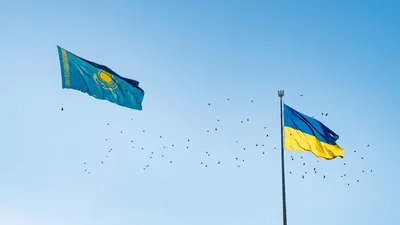 Поддержали казахов: над Киевом пронесся огромный флаг Казахстана –  удивительные фото - svezhie-novosti-kieva - Киев