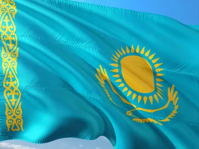 Флаг Казахстана повесили вверх ногами в Астане