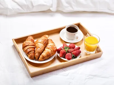 Кофе в постель на подносе, свежая …» — создано в Шедевруме