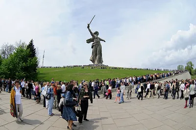 Кто изображен на знаменитом плакате времён Великой Отечественной «Родина-мать  зовет!»: