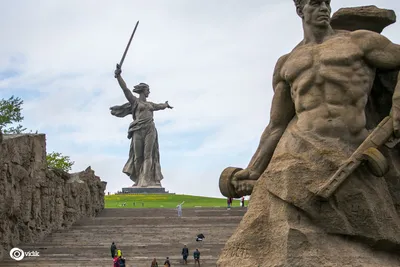 В Волгограде заметили похожий на Z символ на скульптуре «Родина-мать зовет!»  - 