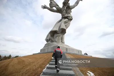 Скульптура «Родина-мать зовёт!» Композиционный центр памятника-ансамбля  «Героям Сталинградской битвы» на Мамаевом кургане в Во… | Статуи, Легкие  рисунки, Скульптура