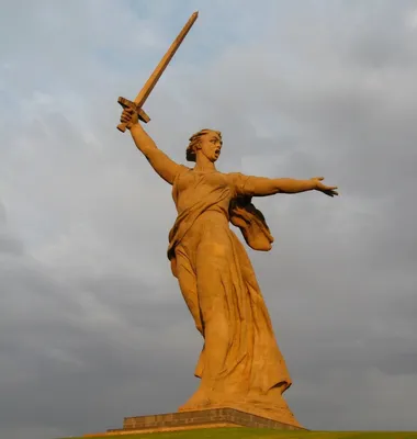 В Волгограде реставрируют статую «Родина-мать зовет!» на Мамаевом кургане:  когда ее откроют -  - 