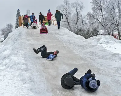 Дети катаются с большой горки зимой…» — создано в Шедевруме