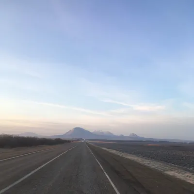 Фото Крупный план двух кавказских мужчин, нежно целующихся