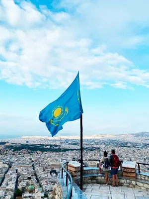 Самый большой флаг Казахстана подняли в Шымкенте