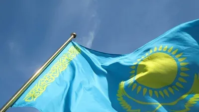 Порванный флаг Казахстана запечатлели возле акимата в Жетысуской области