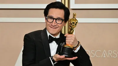Ке Хуй Цюань получил награду за лучшую мужскую роль второго плана на «Золотом глобусе 2023» | Ярмарка Тщеславия