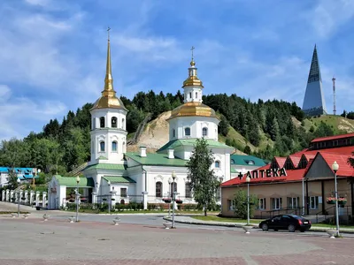 В центре Ханты-Мансийска завершили стройку ледового городка | Общество |  Окружная телерадиокомпания Югра