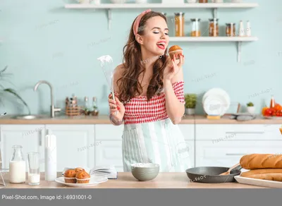 Красивая хозяйка готовит на кухне :: Стоковая фотография :: Pixel-Shot  Studio