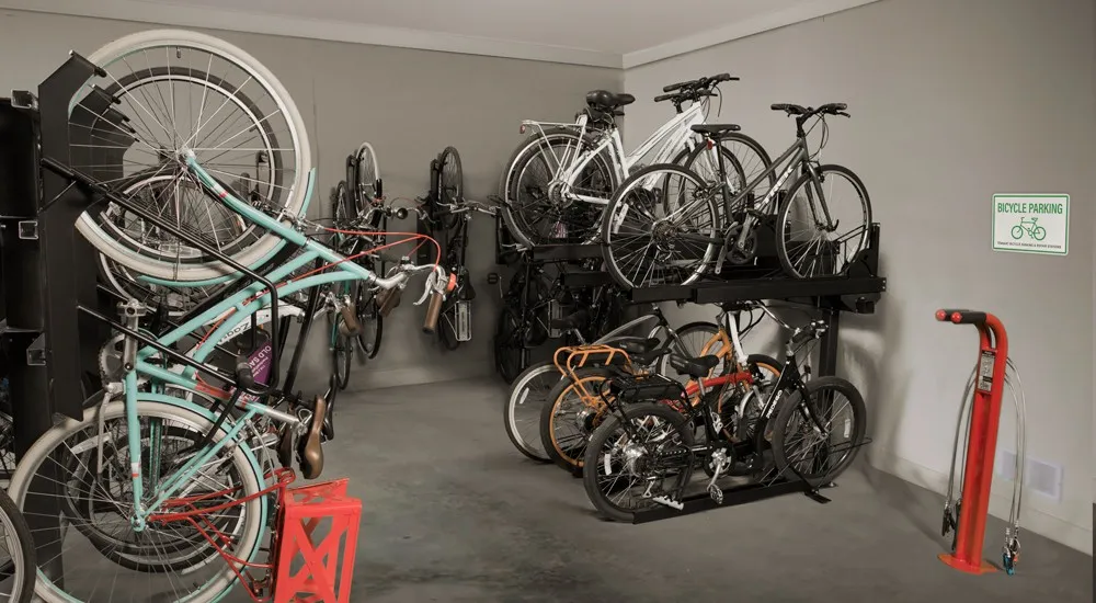Можно ли сдать велосипед. Велосипед в комнате. Велосипеды в колясочной. Полки для велосипедов. Стеллаж для велосипедов.