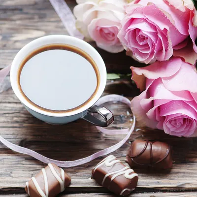 Чашка кофе с розами на деревянной предпосылке Стоковое Изображение -  изображение насчитывающей утро, взорвать: 83957011