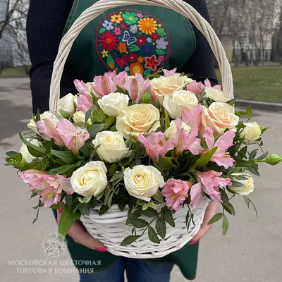 Заказать Композиция из цветов в бархатной шляной коробке с доставкой в  Москве